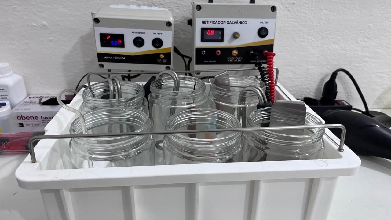 Equipamentos da AVS para conserto de óculos de óticas parceiras