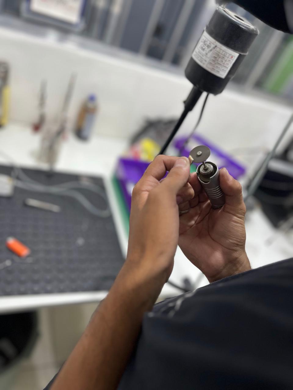 Técnico da AVS consertando óculos no laboratório